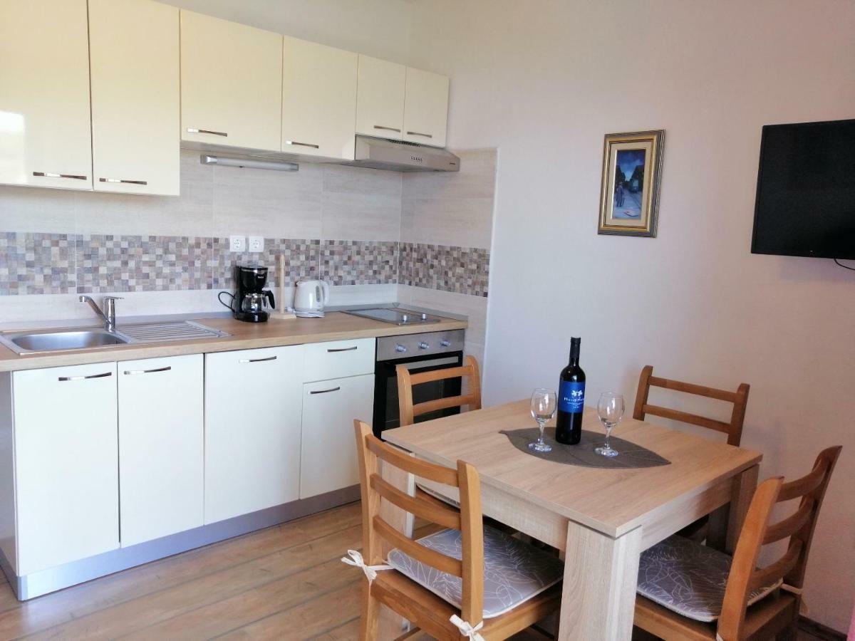 Apartments And Room Caric Jelsa (Hvar) Exterior foto