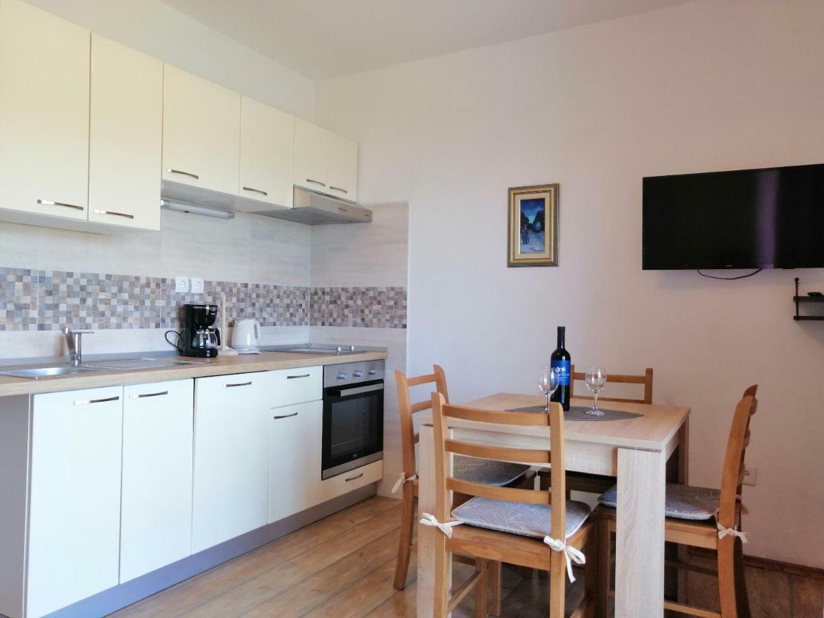 Apartments And Room Caric Jelsa (Hvar) Exterior foto
