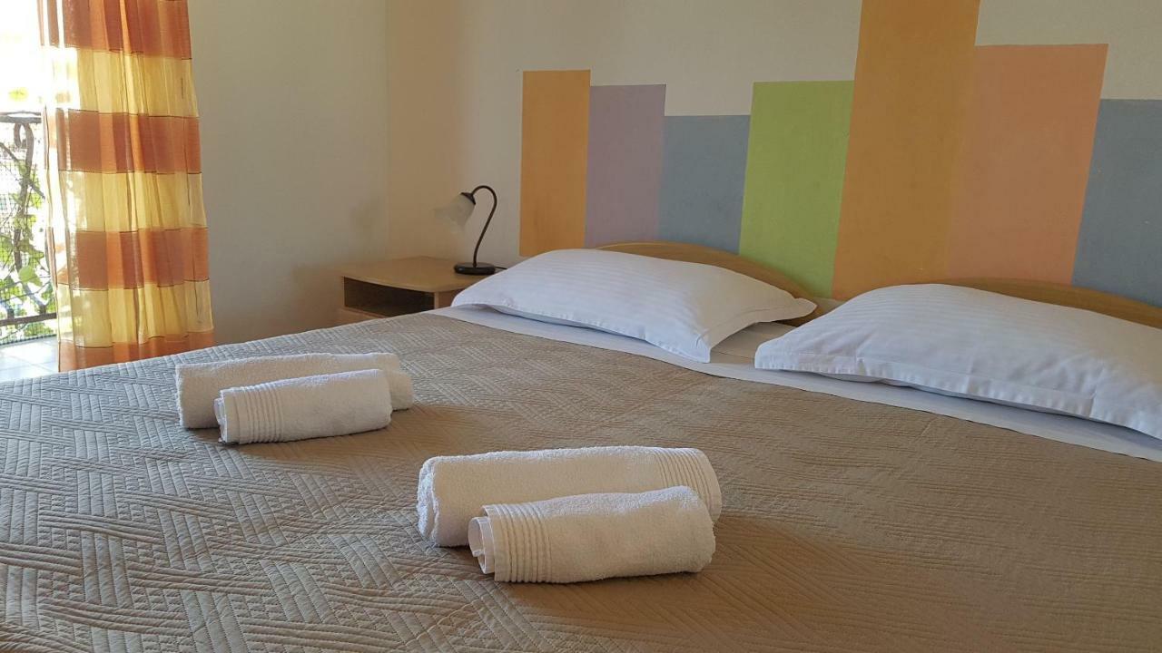 Apartments And Room Caric Jelsa (Hvar) Exterior foto
