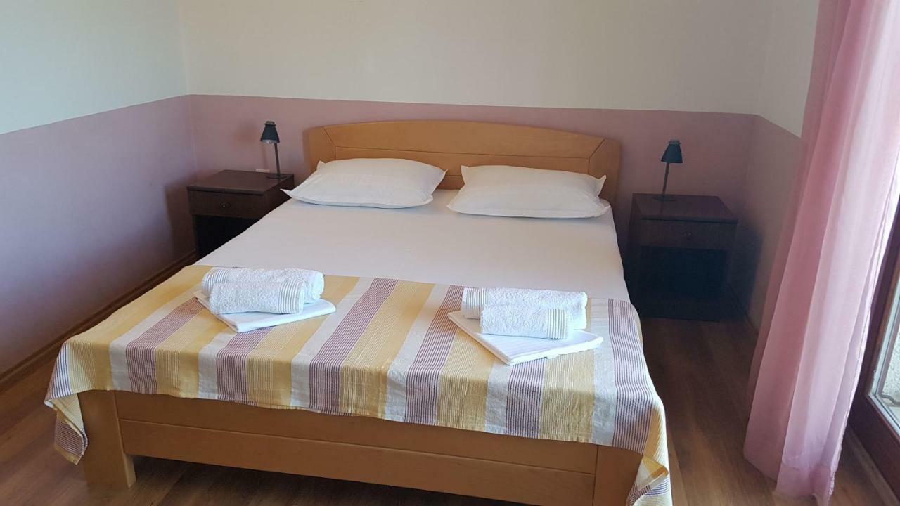 Apartments And Room Caric Jelsa (Hvar) Exterior foto