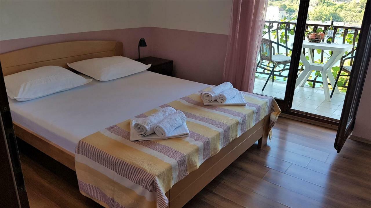 Apartments And Room Caric Jelsa (Hvar) Exterior foto