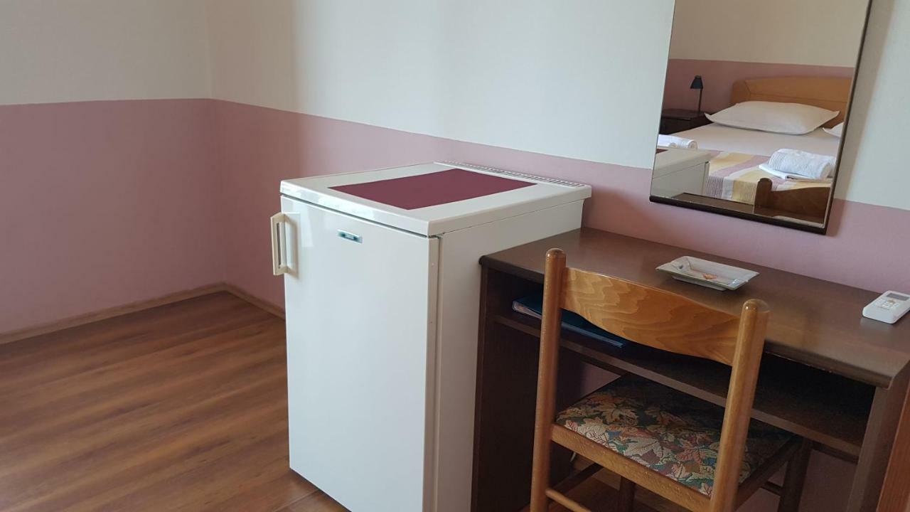 Apartments And Room Caric Jelsa (Hvar) Exterior foto