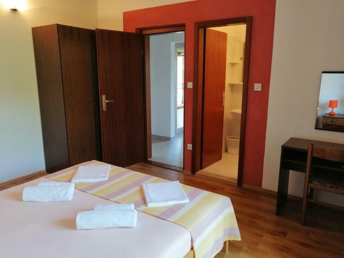 Apartments And Room Caric Jelsa (Hvar) Exterior foto