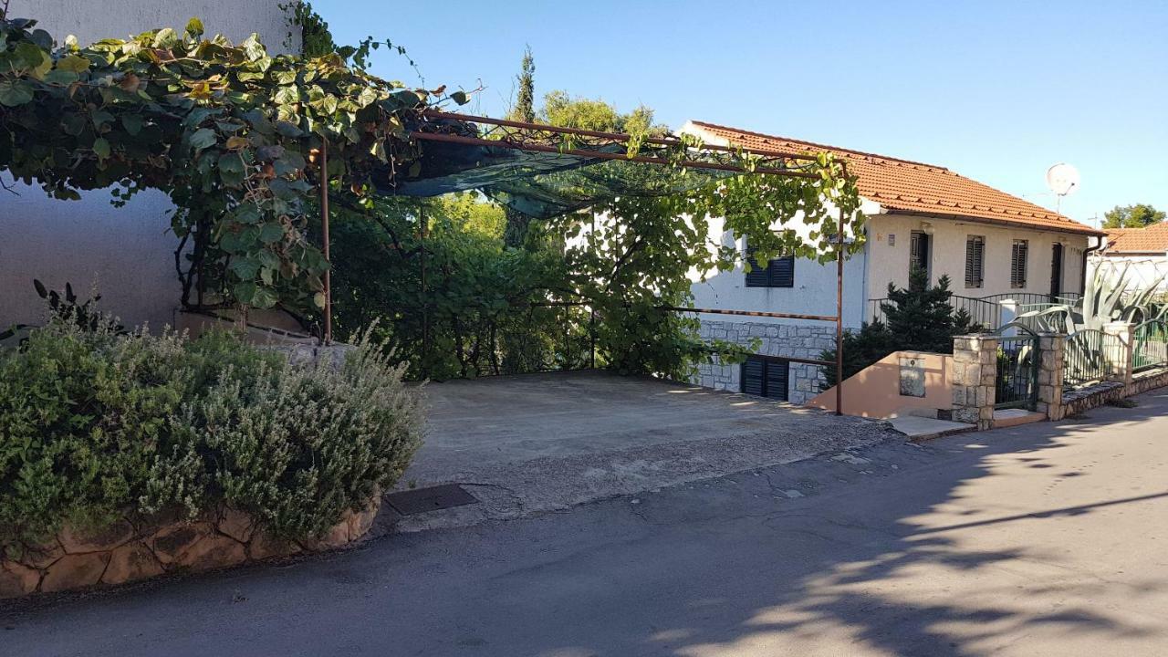 Apartments And Room Caric Jelsa (Hvar) Exterior foto